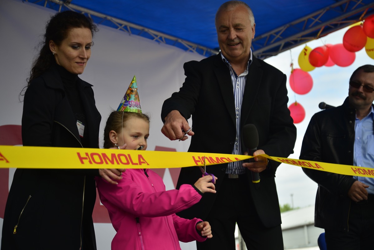 Majitel společnosti Mojmír Homola se svou úžasnou ženoua dcerou Kristýnkou přestřihli pásku.